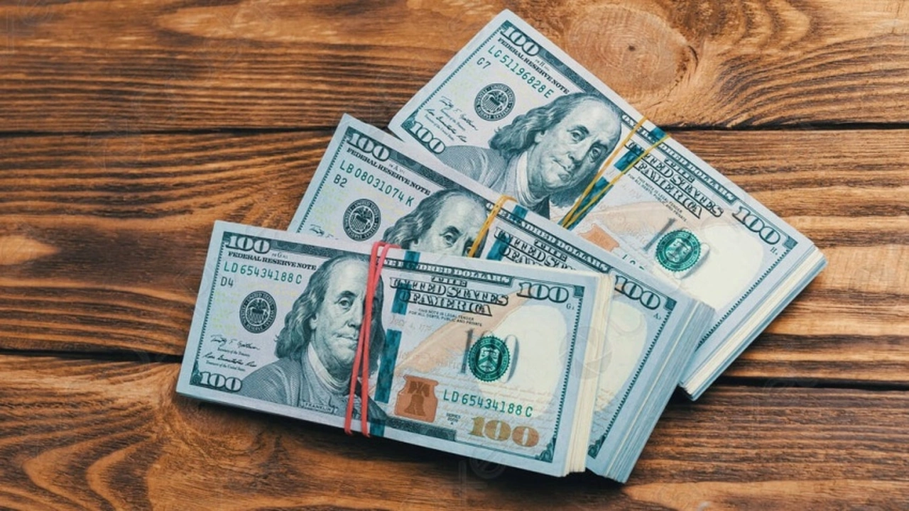 قيود الدولار تثير مخاوف الخبراء من تضرر حركة الاستيراد والأسعار في العراق